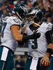 14NFL第13週、ダラス・カウボーイズ（Dallas Cowboys）対フィラデルフィア・イーグルス（Philadelphia Eagles）。タッチダウンを決めてブレント・セレック（Brent Celek、左）に祝福されるフィラデルフィア・イーグルスのQBマーク・サンチェス（Mark Sanchez、2014年11月27日撮影）。(c)AFP/Getty Images/Tom Pennington