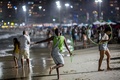ブラジル・リオデジャネイロのコパカバーナビーチで踊る人（2021年12月31日撮影）。(c)DANIEL RAMALHO / AFP