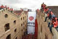 スペインからの独立の是非を問う住民投票が予定されているカタルーニャ州の州都バルセロナで、中央政府による投票阻止の構えに抗議する学生デモに合流した消防士らのデモ。投票箱が描かれた横断幕には「民主主義を愛そう」のフレーズ（2017年9月28日撮影）。(c)AFP/LLUIS GENE