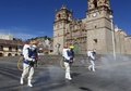 ペルー・プノの市街地で行われる消毒作業（2020年6月18日撮影）。(c)Carlos MAMANI / AFP