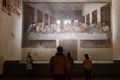 イタリア・ミラノのサンタ・マリア・デッレ・グラツィエ教会内の修道院で、15世紀後半に描かれたレオナルド・ダビンチの作品「最後の晩餐」を鑑賞する人々（2021年2月10日撮影）。(c)MIGUEL MEDINA / AFP