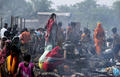 インド・コルカタ（Kolkata）郊外の貧民街で16日、火災が発生し、バラック小屋700戸が全焼、1000人以上が住居を失った。警察当局によると死者、負傷者は報告されていない。

写真は全焼した家屋のそばに集まる住民（2013年3月16日撮影）。(c)AFP/Dibyangshu SARKAR