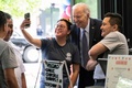 米首都ワシントンで、メキシコ料理店を訪れたジョー・バイデン大統領（中央右、2023年5月5日撮影）。(c)Jim WATSON / AFP