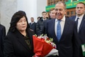 ロシア・モスクワのヤロスラフスキー駅で、旧ソ連時代の1949年に北朝鮮の初代最高指導者、金日成（キム・イルソン）主席による訪問を記念する銘板の除幕式に出席した崔善姫外相（手前左）とセルゲイ・ラブロフ外相（手前右）。ロシア外務省公開（2024年11月1日提供）。(c)AFP PHOTO / Russian Foreign Ministry
