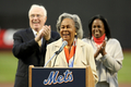米大リーグ（MLB）で15日、アフリカ系米国人初の大リーガーとして活躍した故ジャッキー・ロビンソン（%%Jackie Robinson%%）氏の栄誉をたたえるジャッキー・ロビンソンデーを迎え、全試合で全選手、全コーチ陣、全審判員が同氏の永久欠番である背番号「42」を着用して試合に臨んだ。写真はニューヨーク・メッツ（%%New York Mets%%）対コロラド・ロッキーズ（%%Colorado Rockies%%）戦で試合前に行われたセレモニーでスピーチするロビンソン氏の妻のレイチェル（Rachel Robinson）さん。（2009年4月15日撮影）（c）AFP/Getty Images/Ezra Shaw