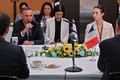 都内で先進7か国（G7）の大使らと面会した元人質のイスラエル人女性ノア・アルガマニさん（右）と、一緒に来日した父親のヤコブさん（左、2024年8月21日撮影）。(c) Richard A. Brooks / AFP