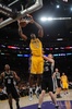 12-13NBAは26日、プレーオフ1回戦（7回戦制）が各地で行われ、サンアントニオ・スパーズ（San Antonio Spurs）が120-89でロサンゼルス・レイカーズ（Los Angeles Lakers）を下し、3連勝を飾った。

シュートを決めるロサンゼルス・レイカーズのドワイト・ハワード（Dwight Howard、2013年4月26日撮影）。(c)AFP/Getty Images/NBAE/Noah Graham