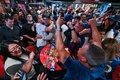 ロサンゼルス・ドジャースのワールドシリーズ制覇を喜ぶファン。都内・渋谷のスポーツバーで（2024年10月31日撮影）。(c)Richard A. Brooks / AFP