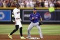 23MLB、ワールドシリーズ（7回戦制）、アリゾナ・ダイヤモンドバックス対テキサス・レンジャーズ。8回に併殺を完成させてガッツポーズを見せるテキサス・レンジャーズのマーカス・セミエン（右、2023年10月30日撮影）。(c)Christian Petersen/Getty Images/AFP