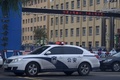 中国・内モンゴル自治区通遼市にある学校の前で駐車する警察車両（2020年9月10日撮影）。(c)NOEL CELIS / AFP