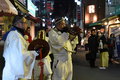 「下北沢天狗まつり」で、烏天狗に付き従う山伏たち（2019年2月1日撮影）。(c)AFPBB News/Yoko Akiyoshi