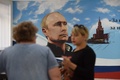 ロシアが併合を宣言したウクライナ・ドネツク州で、ロシア側が実施する地方選の投票所。壁にはロシアのウラジーミル・プーチン大統領とロシア大統領府（クレムリン）の絵が描かれている（2023年9月8日撮影）。(c)AFP