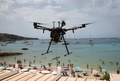スペイン・イビサ島で、食事の入った袋をヨットに届けるドローン（2021年8月24日撮影）。(c)JAIME REINA / AFP