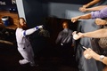 17MLBプレーオフ、ナ・リーグ優勝決定シリーズ（7回戦制）、ロサンゼルス・ドジャース対シカゴ・カブス。サヨナラ本塁打を放ち、ファンと喜ぶロサンゼルス・ドジャースのジャスティン・ターナー（2017年10月15日撮影）。(c)AFP/Getty Images/Kevork Djansezian