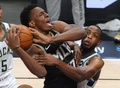 20-21NBAプレーオフ、イースタンカンファレンス決勝、アトランタ・ホークス対ミルウォーキー・バックス。ミルウォーキー・バックスのクリス・ミドルトン（右）にファウルされるアトランタ・ホークスのオニエカ・オコング（2021年7月3日撮影）。(c)Kevin C. Cox/Getty Images/AFP