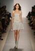 米・ニューヨーク市内で発表されたエルベ・レジェ バイ マックスアズリア（Herve Leger By Max Azria）の10年春夏コレクション（2009年9月13日撮影）。(c)AFP/Getty Images/Kristian Dowling