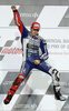 世界ロードレース選手権（WGP 2013）開幕戦カタールGP、MotoGPクラス決勝。優勝を飾り、表彰台で歓喜するヤマハ・ファクトリー（Yamaha Factory）のホルヘ・ロレンゾ（Jorge Lorenzo、2013年4月7日撮影）。(c)AFP/AL-WATAN DOHA/KARIM JAAFAR