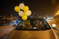 サウジアラビア東部のホバルで、午前0時を過ぎ女性の車の運転が解禁されたことを受け、始めて車で道路に出て祝う女性たち（2018年6月24日撮影）。(c)AFP/HUSSAIN RADWAN