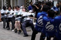 東京丸の内で行われた綱引き大会の様子（2023年4月17日撮影）。(c)Kazuhiro NOGI / AFP