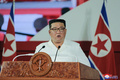 北朝鮮の平壌で開かれた朝鮮戦争の「戦勝記念日」を祝う式典で、演説する金正恩総書記（中央）。朝鮮中央通信（KCNA）提供（2022年7月27日撮影、28日公開）。(c)AFP PHOTO/KCNA VIA KNS
