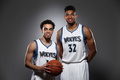 NBAドラフト2015でミネソタ・ティンバーウルブズから指名を受け、ポートレート撮影に臨むタイアス・ジョーンズ（左）とカール・アンソニー・タウンズ（2015年6月25日撮影）。(c)AFP/Getty Images/NBAE/David Sherman