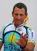開幕を4日に控える2009ツール・ド・フランス（%%2009 Tour de France%%）の出場チームが2日、スタート地のモナコ（Monaco）で開催された公式プレゼンテーションに参加し、スキル・シマノ（%%Skil-Shimano%%）の別府史之（%%Fumiyuki Beppu%%、日本）やBBOXブイグ・テレコム（%%BBOX Bouygues Telecom%%）の新城幸也（%%Yukiya Arashiro%%、日本）らが登場した。写真は公式プレゼンテーションに出席するアスタナ（%%Astana%%）のランス・アームストロング（%%Lance Armstrong%%）。（2009年7月2日撮影）（c）AFP/LIONEL BONAVENTURE