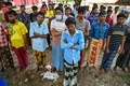 インドネシア・アチェ州にボートでたどり着き、簡易シェルターで身元確認のために集まったミャンマーのイスラム系少数民族ロヒンギャの難民（2022年12月27日撮影）。(c)CHAIDEER MAHYUDDIN / AGENCE FRANCE-PRESSE / AFP