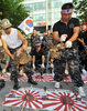 韓国・ソウル（Seoul）の日本大使館前で、竹島問題で日本に抗議し、日本の国鳥であるキジを殺しその血を日章旗に塗る退役軍人ら（2008年7月17日撮影）。(c)AFP/KIM JAE-HWAN