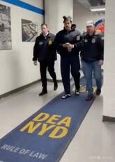 米ホワイトハウス、麻薬取締局に移送されたマドゥロ氏画像公開