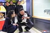 金正恩氏と娘、子犬や子猫をなでる 北朝鮮