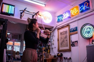 消えゆく香港名物ネオン 若者たちが継承