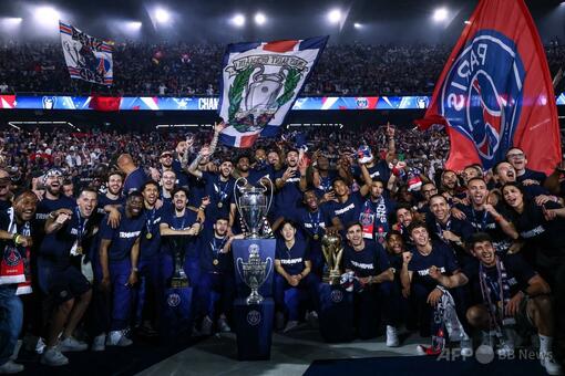 2025 パリ・サンジェルマン ヨーロッパチャンピオン記念シャツ PSG Nike UCL優勝記念 TRIOMPHE Tシャツ 2025 - ホワイト