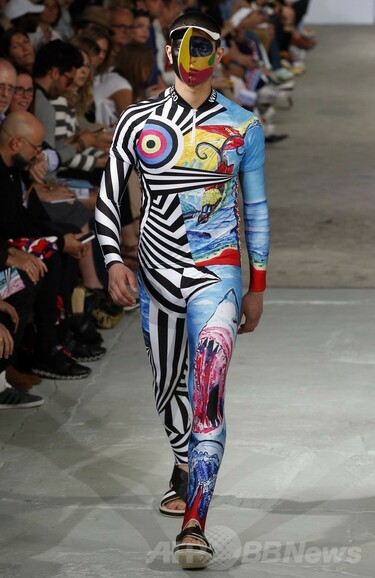 インパクト大のゼブラ柄に注目、「ウォルター・ヴァン・ベイレンドンク