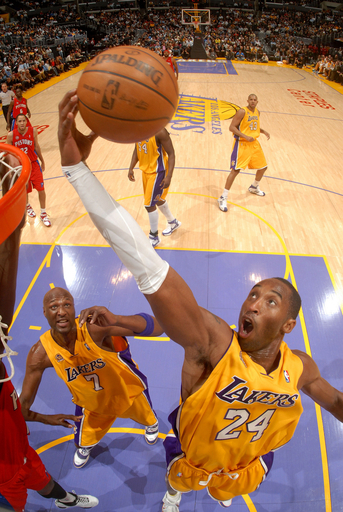 レイカーズ ピストンズを破りシーズン5勝目を挙げる