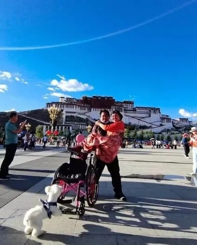 27歳の男性が車椅子の妻とチベット徒歩の旅