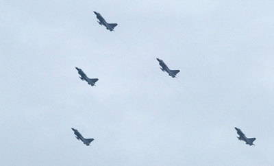 中国航空ショーで戦闘機が墜落、パイロット1人行方不明