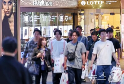 高級ブランドを買いに韓国の百貨店へ…ウォン安で外国人観光客が“ショッピングの聖地”へ