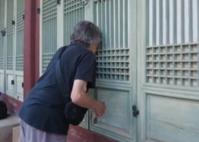 直した翌日、また穴が…ソウル・景福宮の障子紙、観光客の損傷行為に管理側苦慮