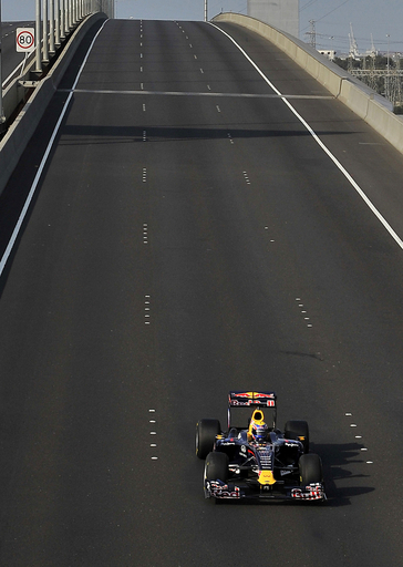 開幕近づく、F1マシンが橋の上を走行 メルボルン