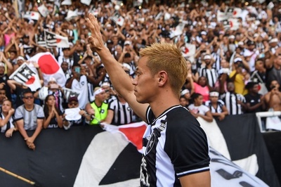 本田圭佑、ボタフォゴ入団発表会で本拠地に登場