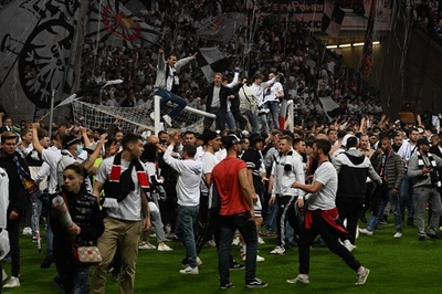 EL決勝進出のフランクフルト、ファンが試合後にピッチ乱入