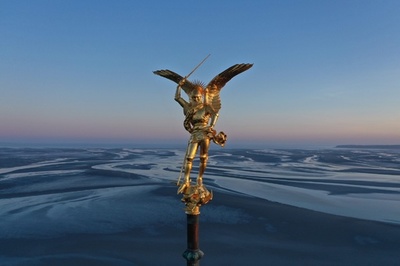 【今日の1枚】朝日に輝く大天使、世界遺産の小島で