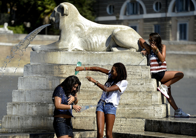猛暑のローマ、噴水で涼む人々