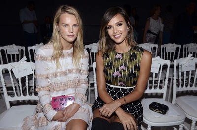 「ジャンバティスタ・ヴァリ」ショー会場にはジェシカ・アルバらの姿も