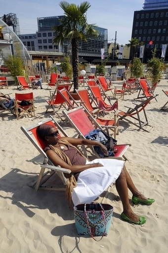 女性の椅子のにおいを嗅いだ豪政治家、解任免れる