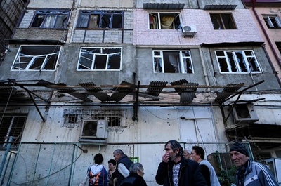 戦闘逃れたアルメニア人、首都を目指す 両国の死者240人超え