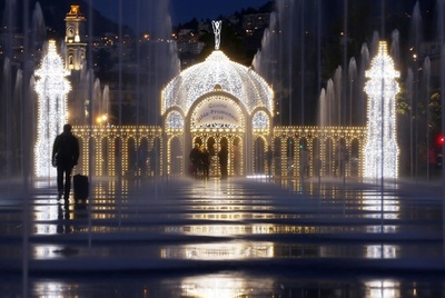 光と噴水のコラボ、仏ニースのイルミネーション