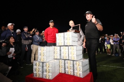 ウッズ対ミケルソンの豪華マッチプレー、放送局が視聴料払い戻しへ