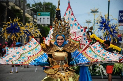 華やかなコスチュームでパレード、タイ南部の祭り