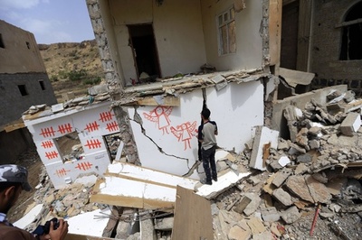 空爆で廃虚となった建物に描くグラフィティ、イエメン